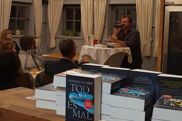 liest im Hotel Puradies